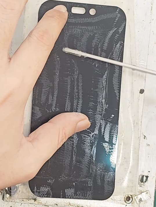 Bước 1: Cắt kính trước: Tách lớp kính bảo vệ bên ngoài để tiếp cận lớp keo cứng.