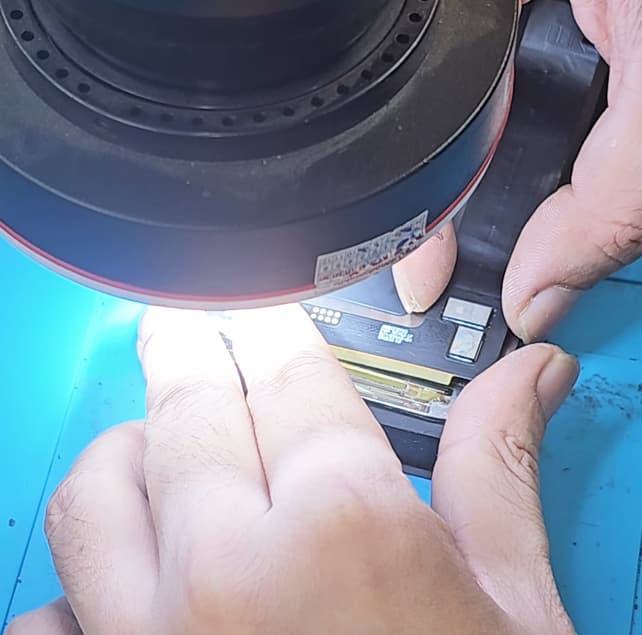 Bước 2: Xử lý mạch cháy: Vệ sinh và nối lại các đường mạch bị đứt gãy dưới kính hiển vi.