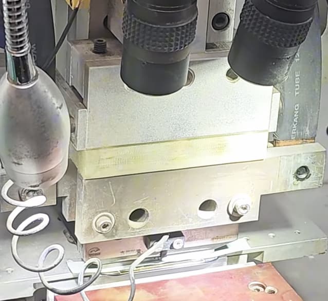 Bước 3: Ép cáp mới: Sử dụng máy ép chuyên dụng để gắn cổ cáp mới vào phôi màn hình.