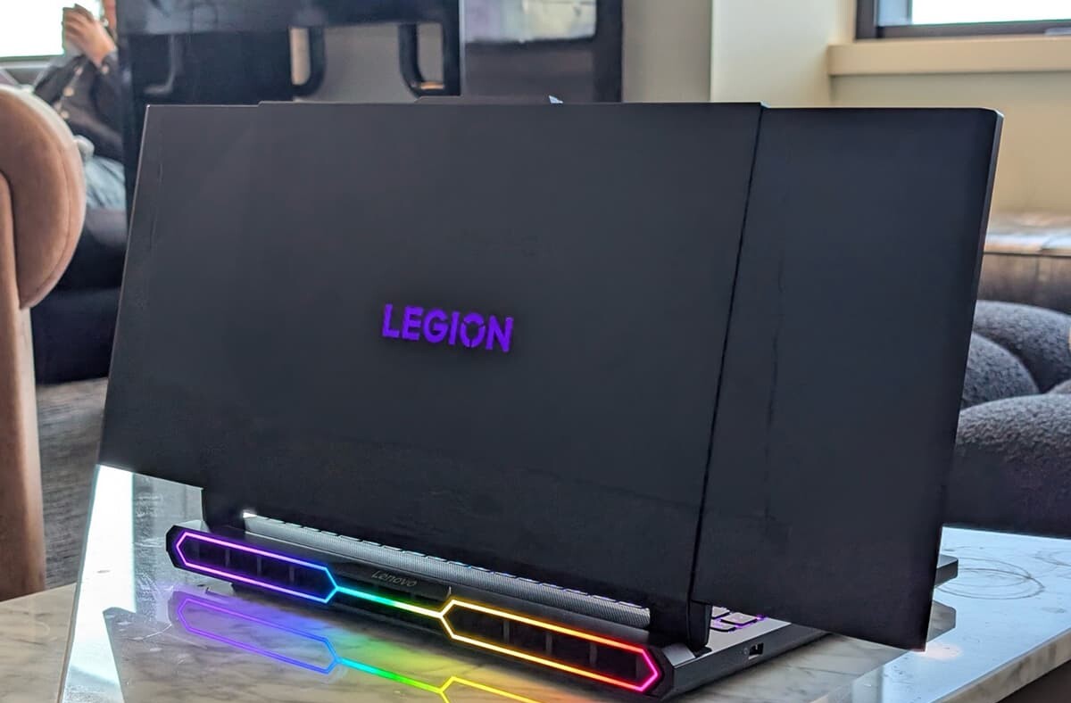 Vậy laptop màn hình dẻo có gì khác so với laptop truyền thống?